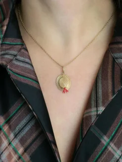 Pendentif charms vintage chapeau or jaune email rouge