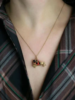 Pendentif charms vintage voiture ancienne or jaune rubis email