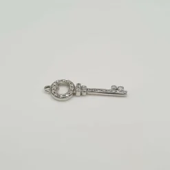 Pendentif clef or blanc 18 carats serti de diamants