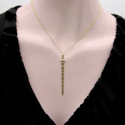 Pendentif clou porte-bonheur gravé or diamants