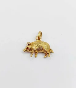 Pendentif cochon en or jaune orné de pierre rouges (circa 1890)