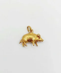 Pendentif cochon en or jaune orné de pierre rouges (circa 1890)