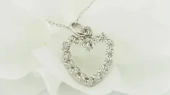Pendentif coeur en or blanc et diamants