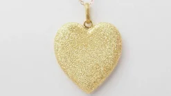 Pendentif Coeur sablé de Carolina BUCCI en or jaune