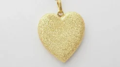 Pendentif Coeur sablé de Carolina BUCCI en or jaune