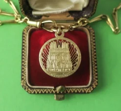 Pendentif commémoratif Cathédrale de Reims en or