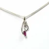 Pendentif contemporain en or blanc 18 carats serti d'un rubis et de diamants "taille" brillant (+-0.05ct)