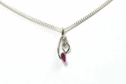 Pendentif contemporain en or blanc 18 carats serti d'un rubis et de diamants "taille" brillant (+-0.05ct)