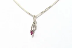 Pendentif contemporain en or blanc 18 carats serti d'un rubis et de diamants "taille" brillant (+-0.05ct)