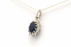 Pendentif contemporain en or blanc 18 carats serti d'un saphir et de diamants "taille" brillant (+-0.3ct)