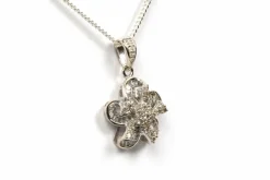 Pendentif contemporain en or blanc, diamants baguettes et brillants