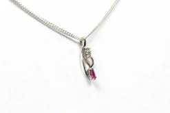 Pendentif contemporain en or blanc 18 carats serti d'un rubis et de diamants 