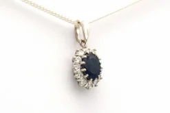 Pendentif contemporain en or blanc 18 carats serti d'un saphir et de diamants 