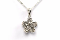 Pendentif contemporain en or blanc, diamants baguettes et brillants