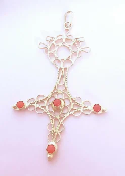 Pendentif Croix du sud ou d'Agadez, cabochons de Corail Or