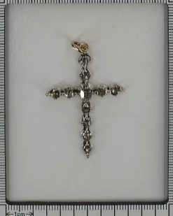 Pendentif croix en diamant avec diamants