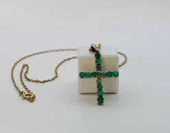 Pendentif croix en or jaune avec émeraudes naturelles