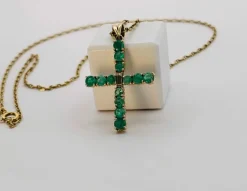 Pendentif croix en or jaune avec émeraudes naturelles