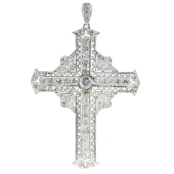 Pendentif croix en platine serti de diamants