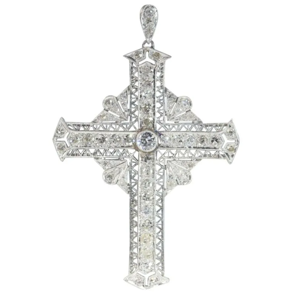 Pendentif croix en platine serti de diamants