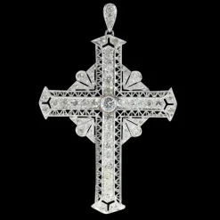 Pendentif croix en platine serti de diamants