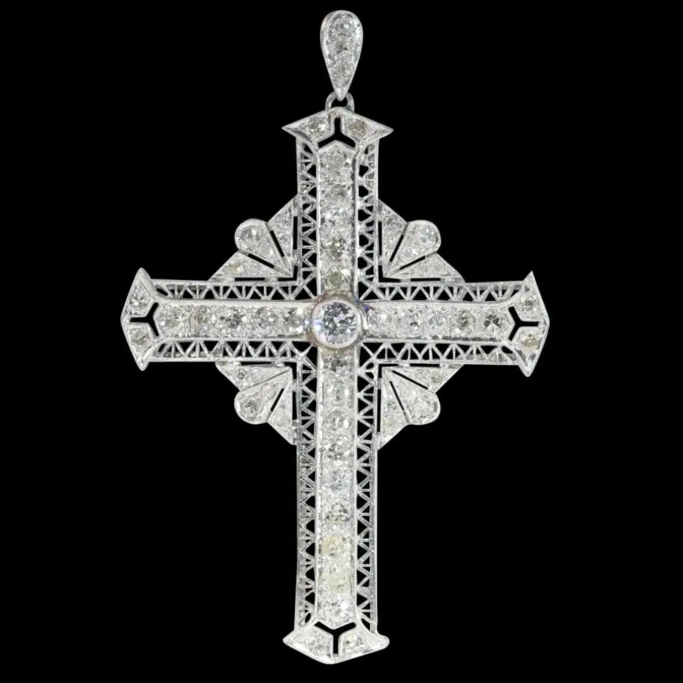 Pendentif croix en platine serti de diamants