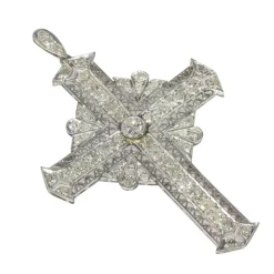 Pendentif croix en platine serti de diamants