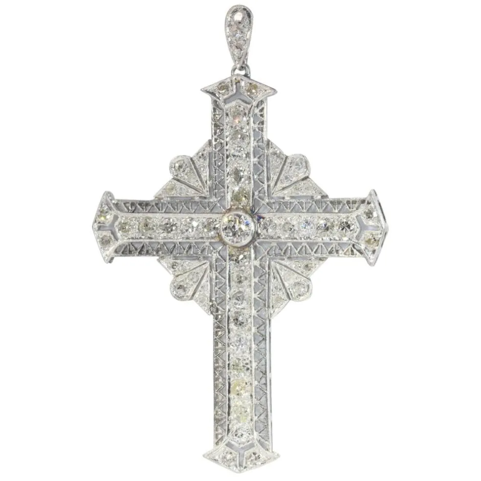 Pendentif croix en platine serti de diamants