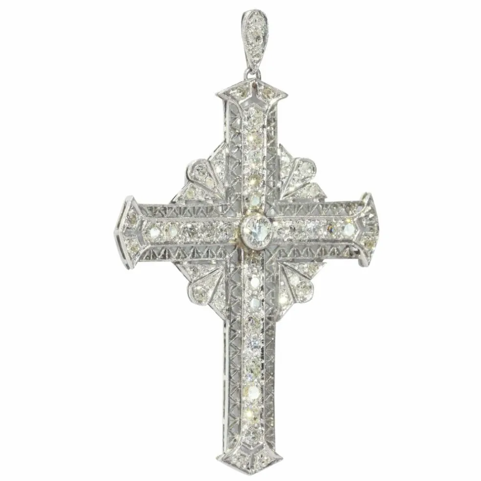 Pendentif croix en platine serti de diamants