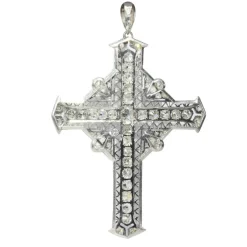 Pendentif croix en platine serti de diamants