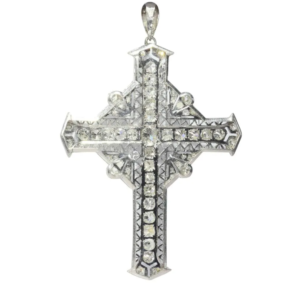 Pendentif croix en platine serti de diamants