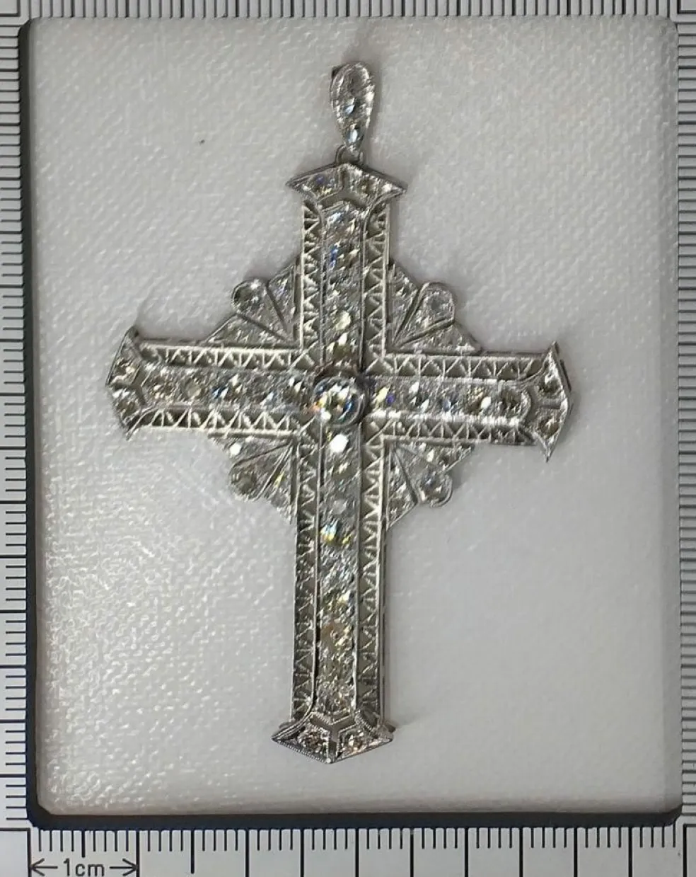 Pendentif croix en platine serti de diamants