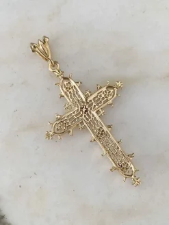 Pendentif croix filigrané en or jaune et rubis