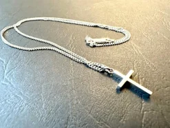 Pendentif croix italienne avec chaîne de Chini en or blanc