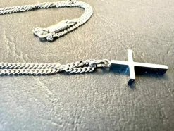 Pendentif croix italienne avec chaîne de Chini en or blanc