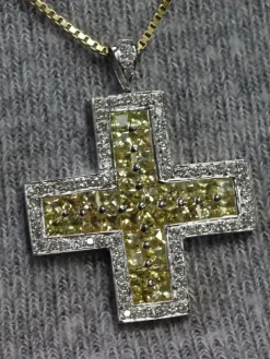 Pendentif croix or blanc Diamants Saphirs jaunes