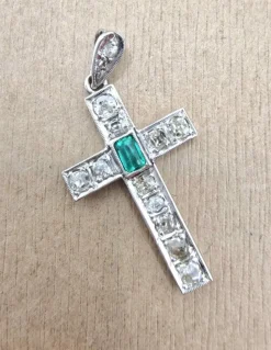 Pendentif Croix Platine Diamants Taille Ancienne et Émeraude début 900'