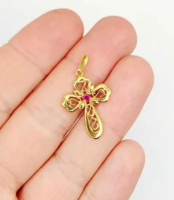 Pendentif croix vintage or jaune finement travaillée ornée d'un rubis