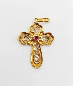Pendentif croix vintage or jaune finement travaillée ornée d'un rubis