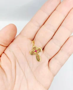 Pendentif croix vintage or jaune finement travaillée ornée d'un rubis