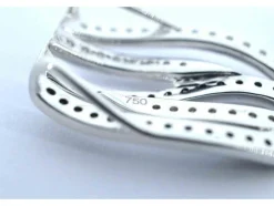 Pendentif design en or blanc avec diamants taille brillant