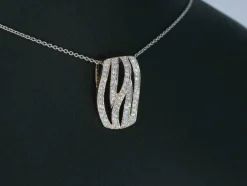 Pendentif design en or rose avec diamants taille brillant