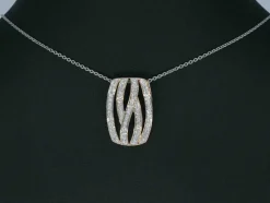 Pendentif design en or rose avec diamants taille brillant