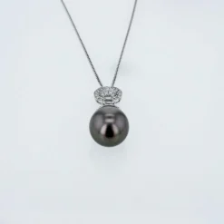 Pendentif diamants en or blanc avec une perle Tahiti.