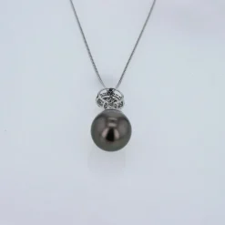 Pendentif diamants en or blanc avec une perle Tahiti.
