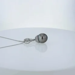 Pendentif diamants en or blanc avec une perle Tahiti.