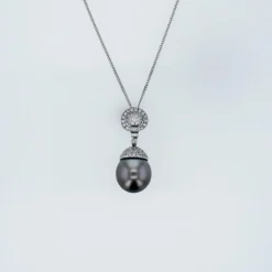 Pendentif diamants en or blanc avec une perle Tahiti.