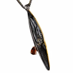 Pendentif en ardoise avec pyrite et tourmaline