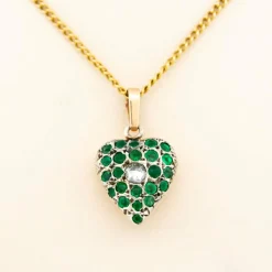 Pendentif en forme de cœur en or jaune 18 carats avec diamant et émeraude
