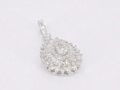 Pendentif en forme de larme en or blanc avec diamants